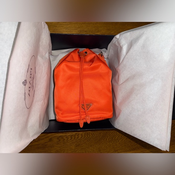 NEW WITH TAGS/IN BOX Prada Re-Edition 1978 Re-Nylon Mini Bucket Bag in Orange - Picture 2 of 8